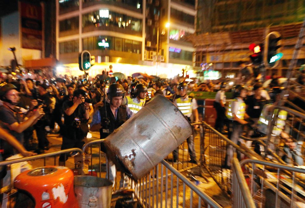 Protesty w Gonkonge 12 Новые столкновения демонстрантов с полицией в Гонконге