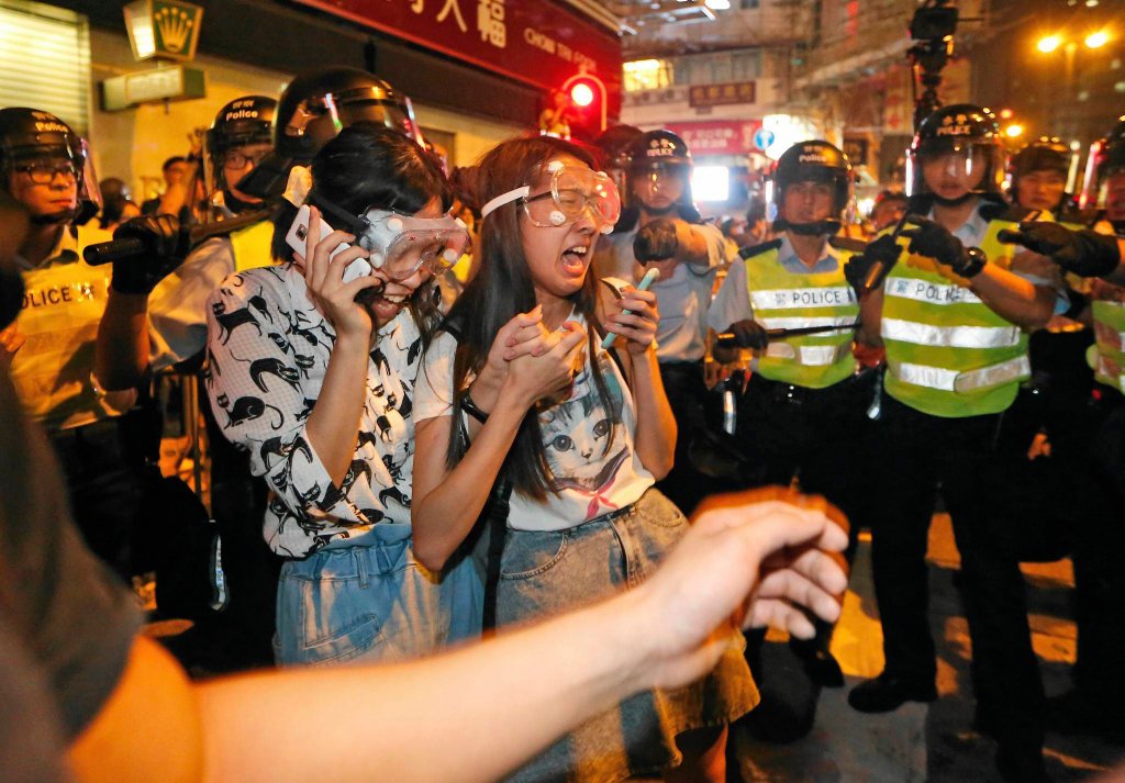 Protesty w Gonkonge 14 Новые столкновения демонстрантов с полицией в Гонконге