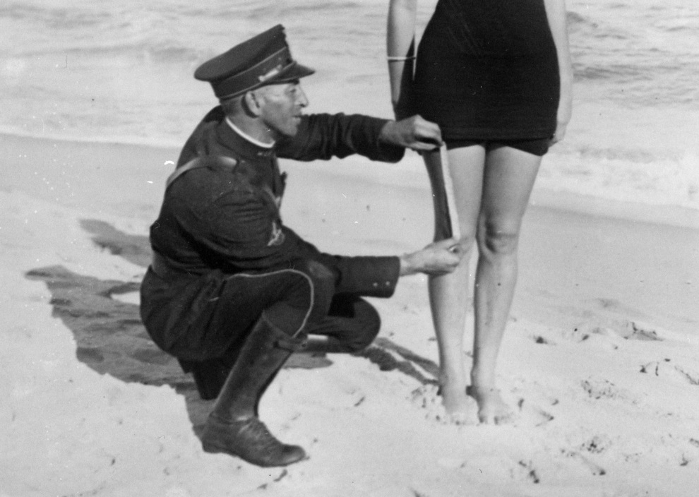 Полиция Арестовывает Людей На Нудистском Пляже – Солнце На Коже 1971