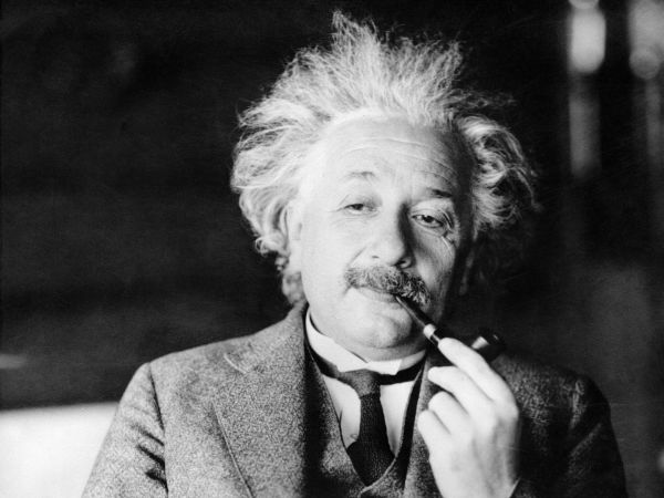 15. Альберт Ейнштейн помер 18 квітня 1955 року від аневризми аорти. Коли Ейнштейну запропонували операцію, вчений відповів: «без смаку продовжувати життя штучно. Я свою справу зробив; пора піти. Я зроблю це елегантно».
