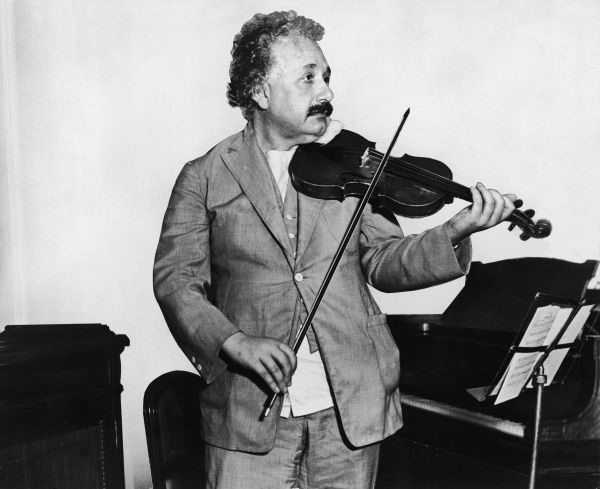 18. Наука не була єдиною пристрастю Альберта Ейнштейна. Учений ніколи не розлучався зі своєю скрипкою і завжди брав її з собою в подорожі. 