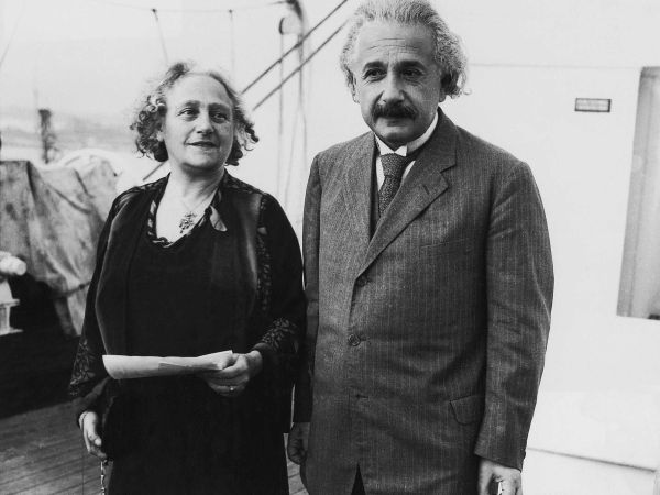 5. Будучи поки одруженим на Мілеві, Ейнштейн зустрічався зі своєю двоюрідною сестрою Ельзою. Після розлучення з Марич, Ейнштейн і Ельза узаконили свої стосунки. 