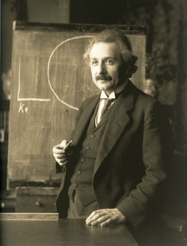 9. Замість лабораторних дослідів, найбільшим відкриттям Ейнштейн прийшов завдяки візуалізації в своїх думках. Він називав це уявним експериментом. Теорія відносності – теж результат мисленого експерименту.