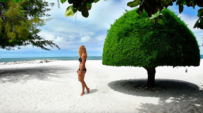 9. Также она отдыхала на многих красивых пляжах. Здесь Кассандра на берегу в Кирибати.