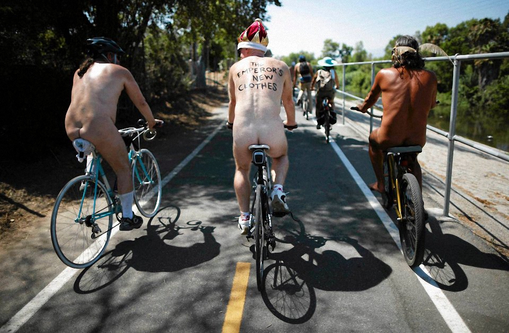 На фото: Всемирный Голый Велопробег в Лос-Анджелесе. 