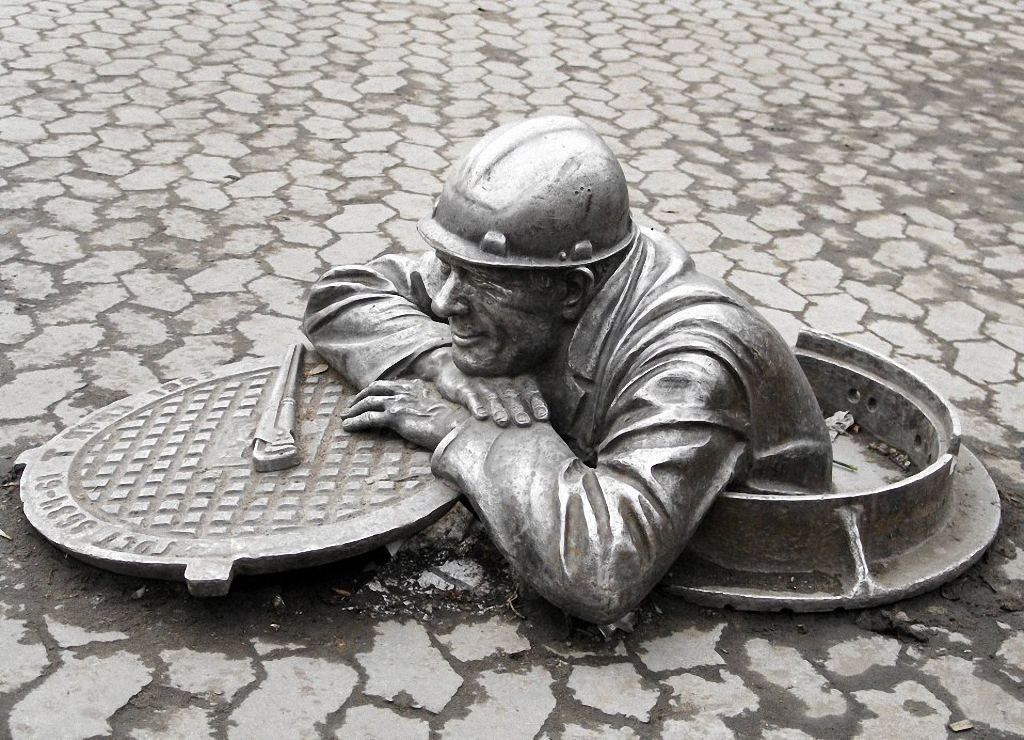 Скульптура Сантехник Степаныч в Омске