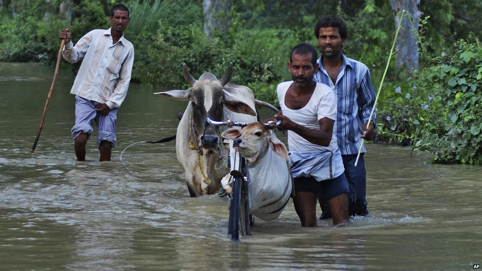 жертвы наводнения в Непале и северной Индии 