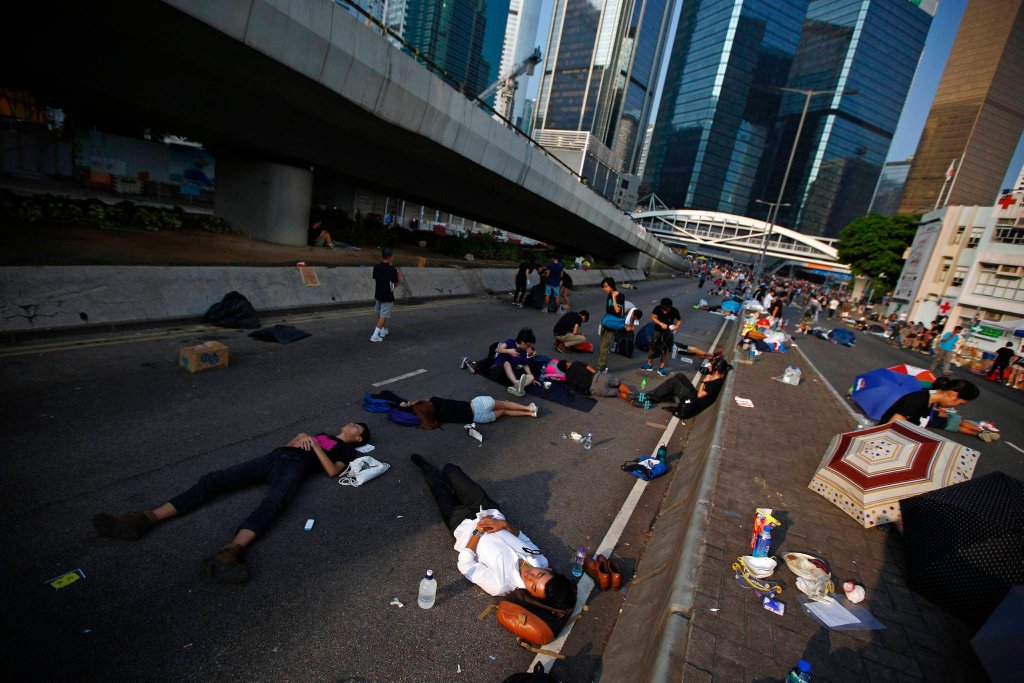 Протестующие в Гонконге спят на асфальте-1