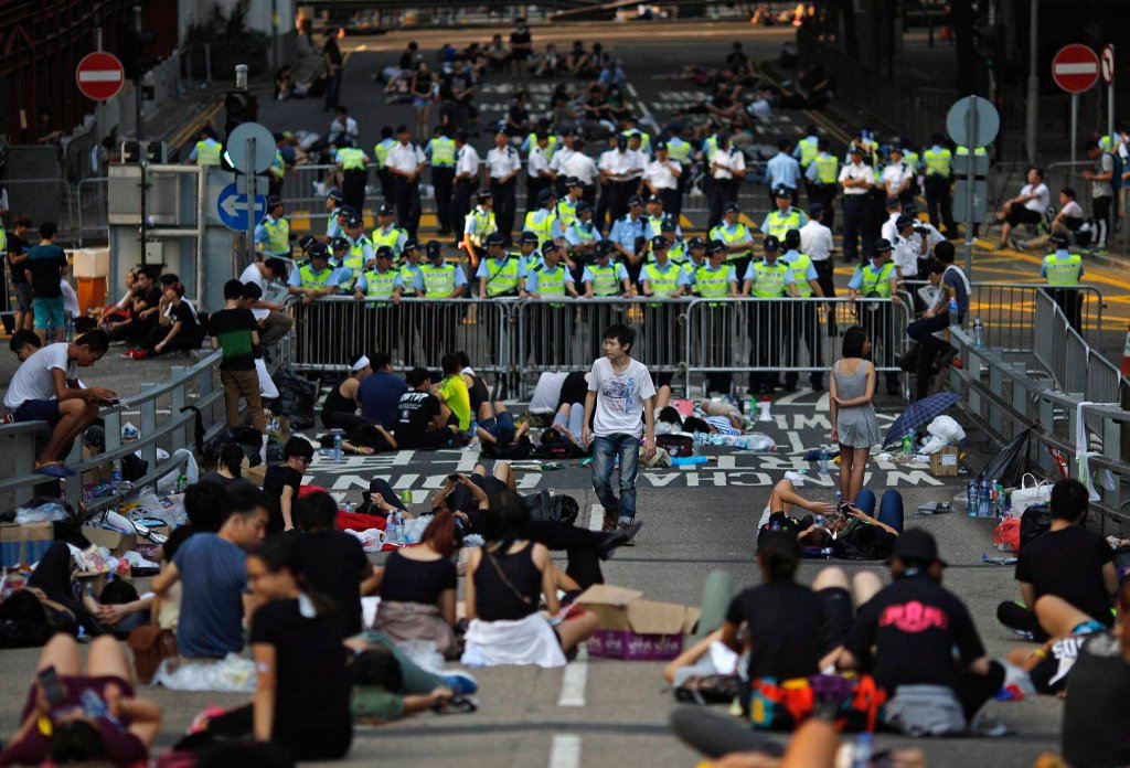Протестующие в Гонконге спят на асфальте-11