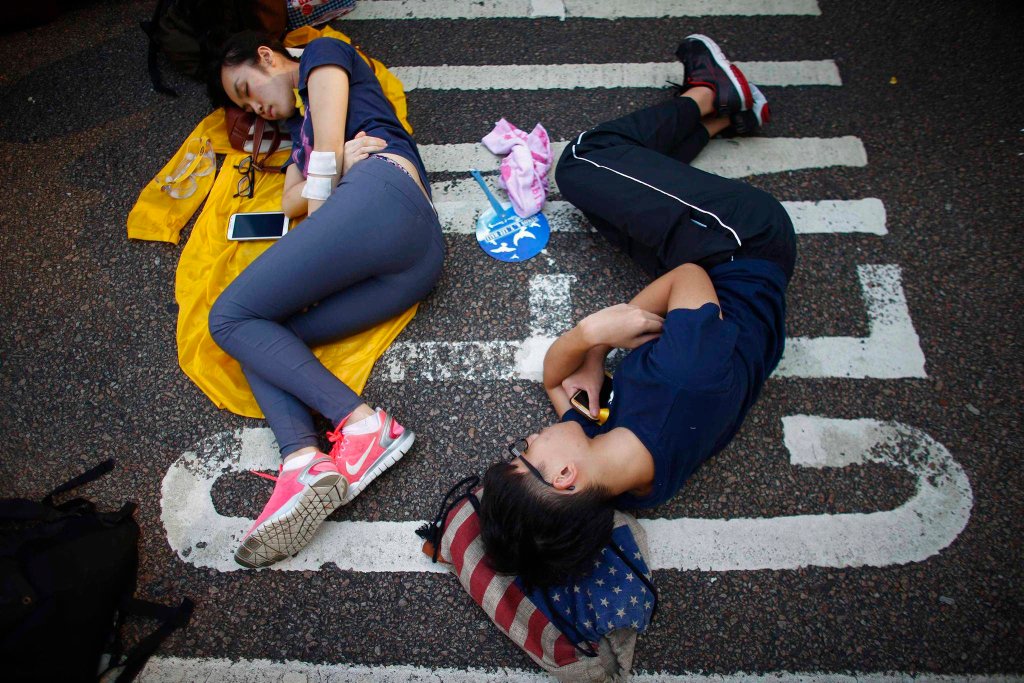 Протестующие в Гонконге спят на асфальте-13
