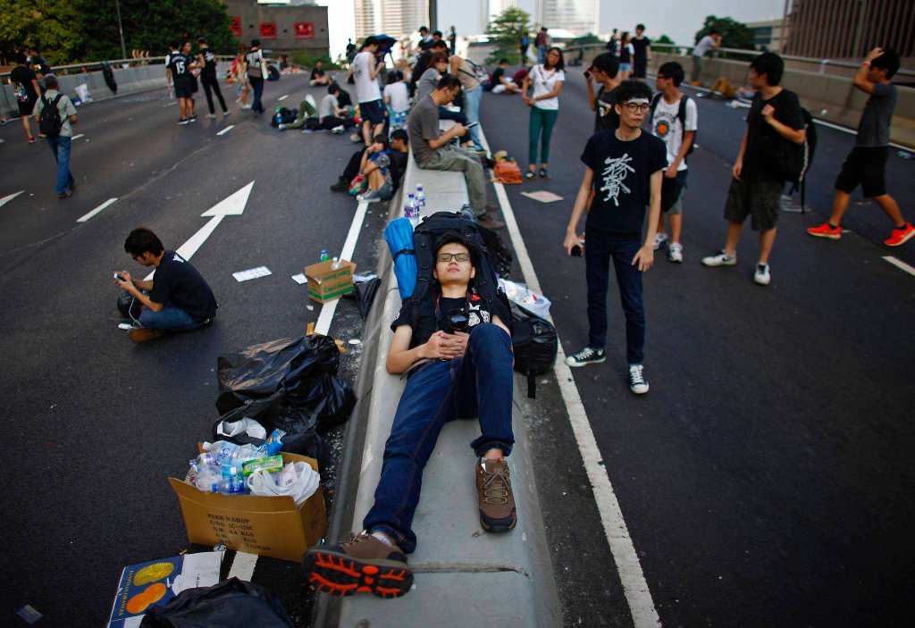 Протестующие в Гонконге спят на асфальте-14