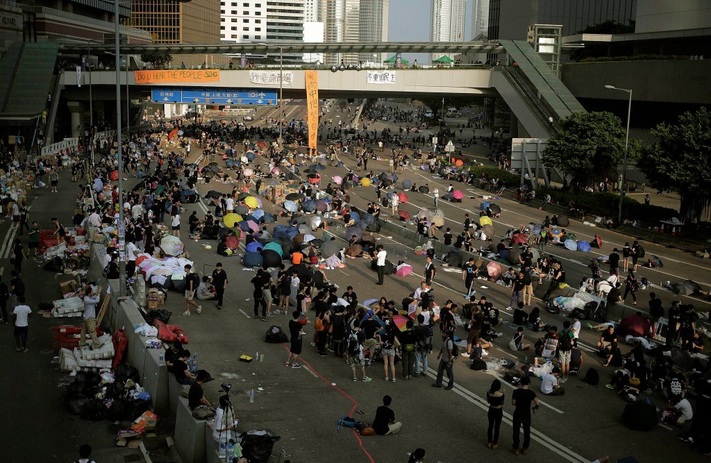 Протестующие в Гонконге спят на асфальте-15