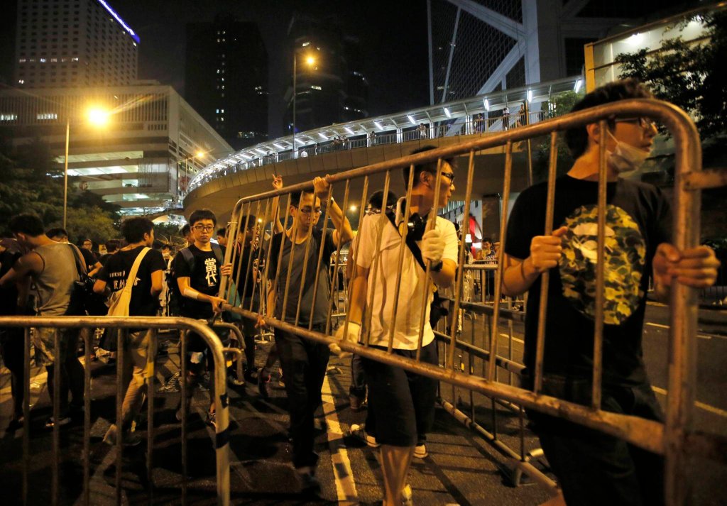 Протестующие в Гонконге спят на асфальте-17