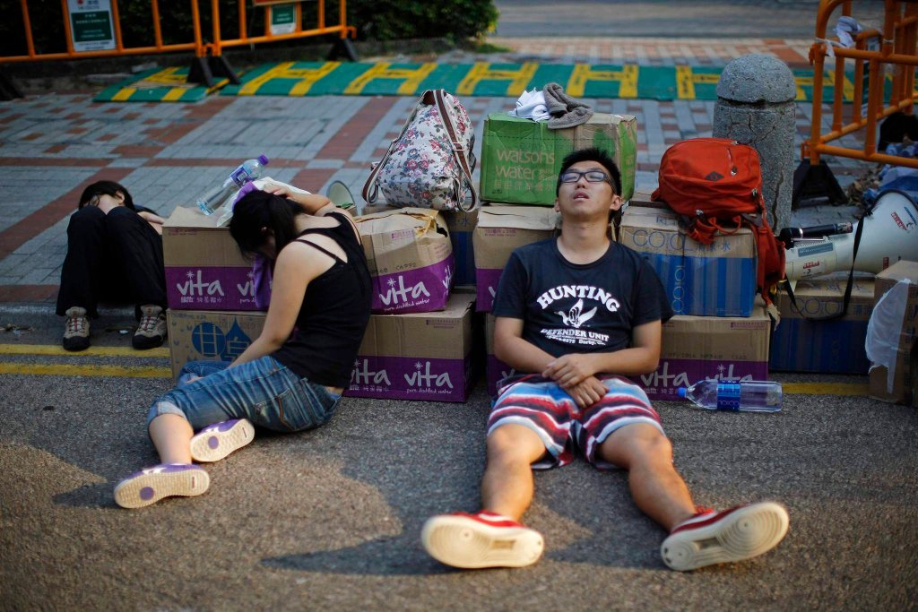 Протестующие в Гонконге спят на асфальте-19