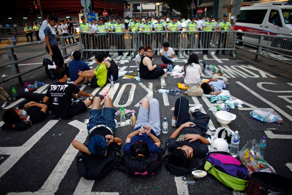 Протестующие в Гонконге спят на асфальте-2