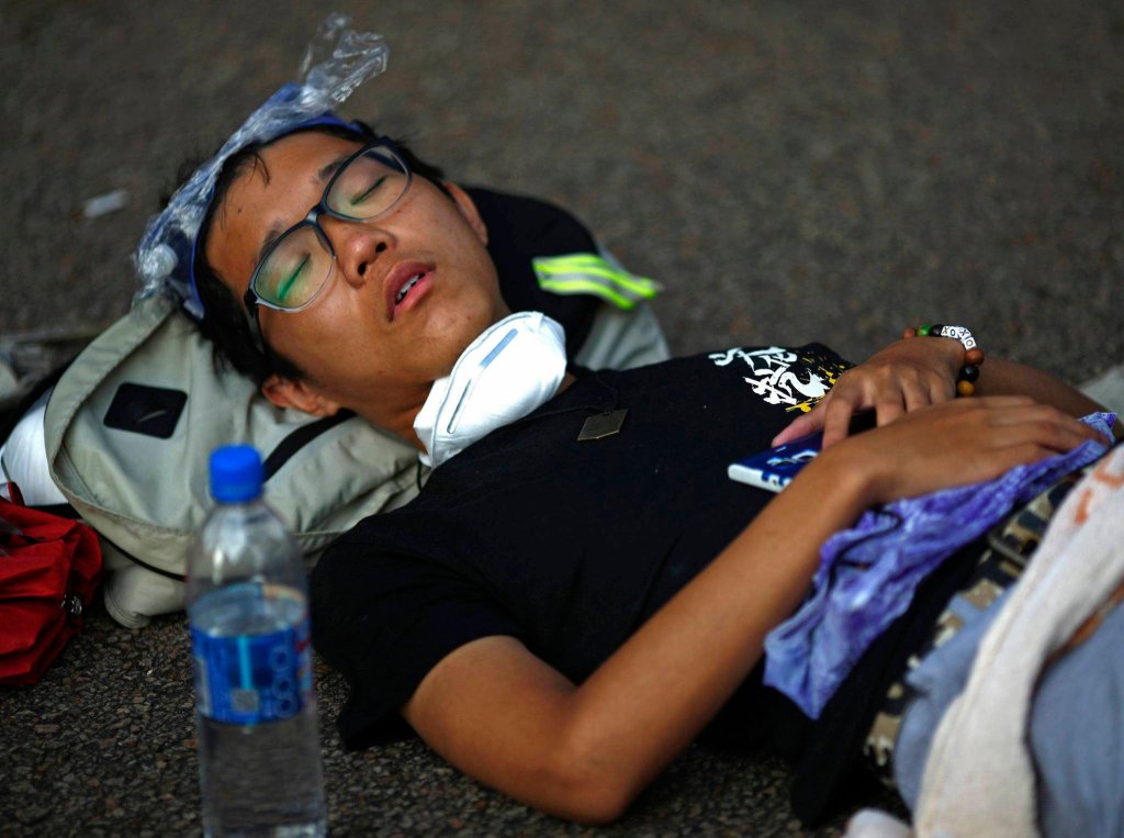 Протестующие в Гонконге спят на асфальте-4