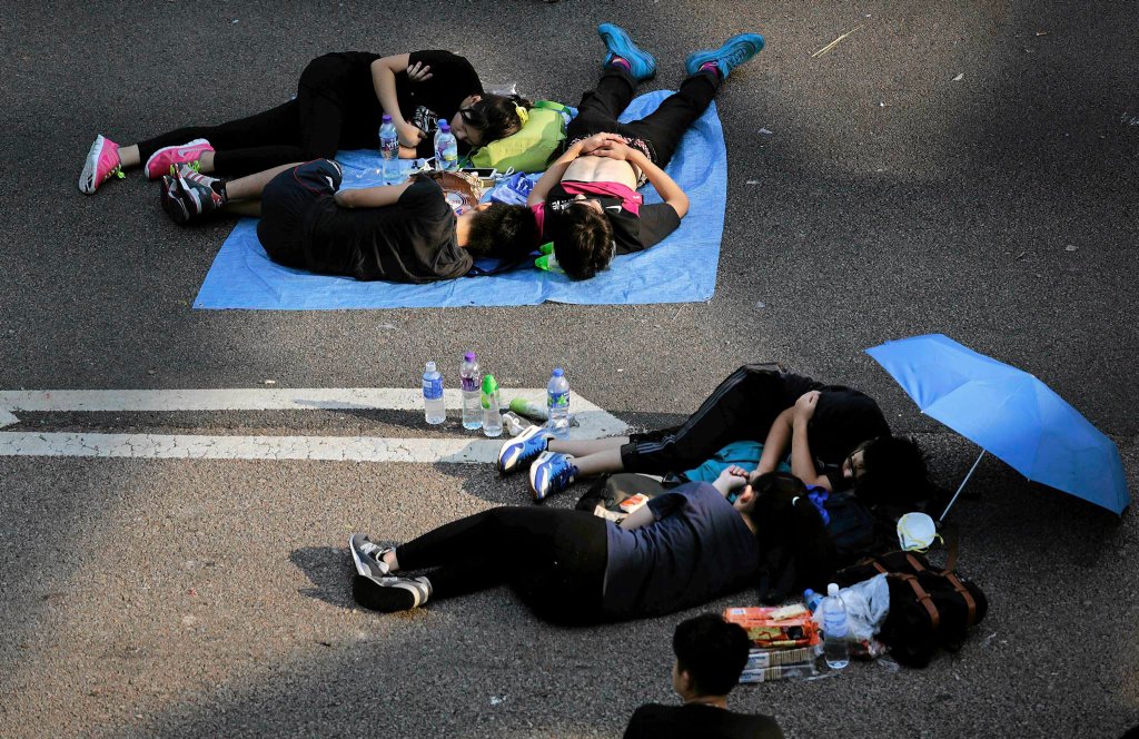 Протестующие в Гонконге спят на асфальте-8