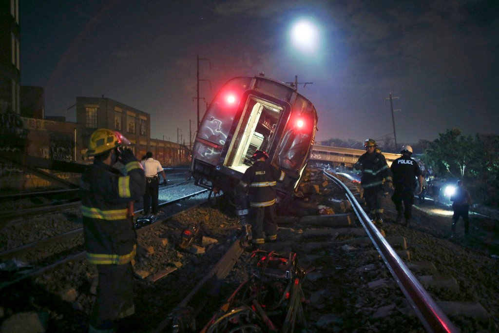 Крушение пассажирского поезда в США-18