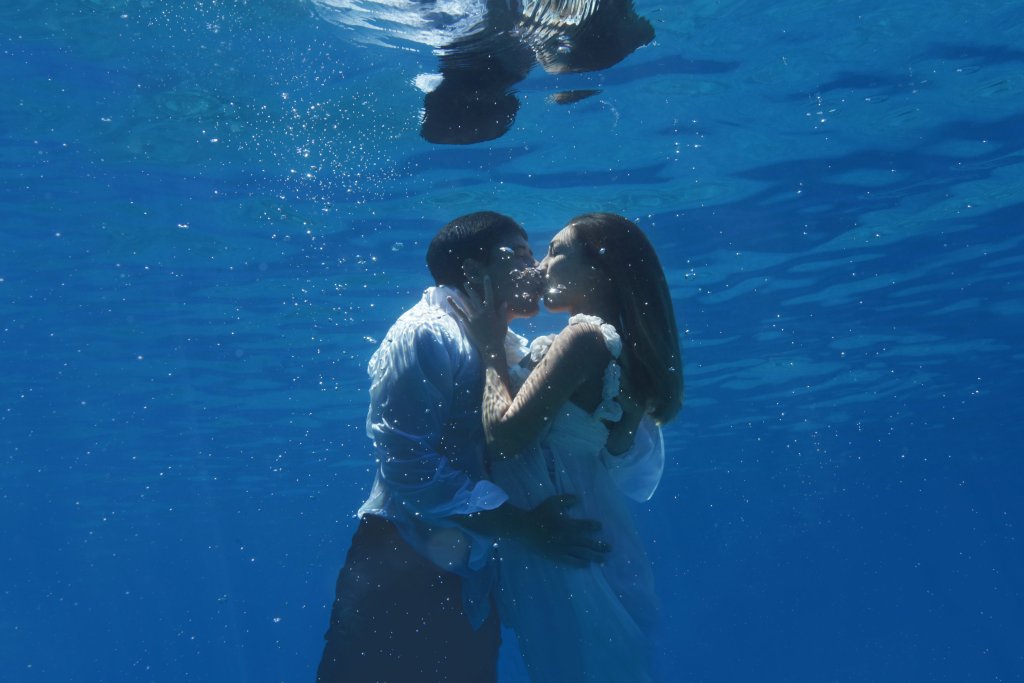 Потрясающая подводная фотосессия по случаю помолвки-3