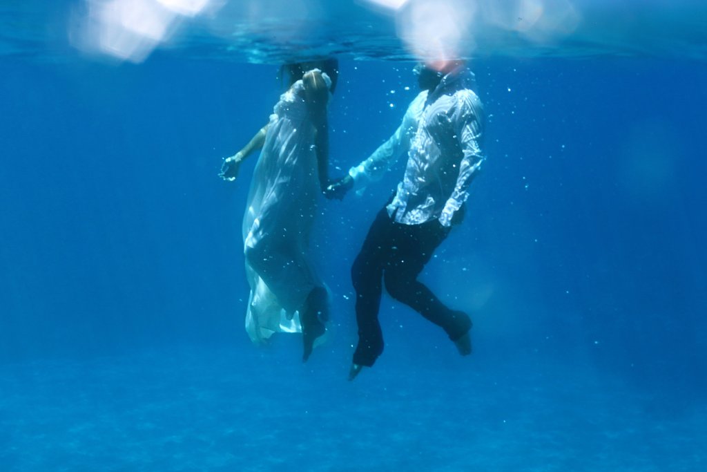 Потрясающая подводная фотосессия по случаю помолвки-7