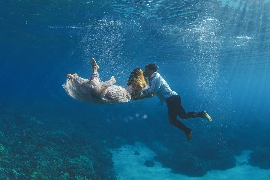 Потрясающая подводная фотосессия по случаю помолвки-8