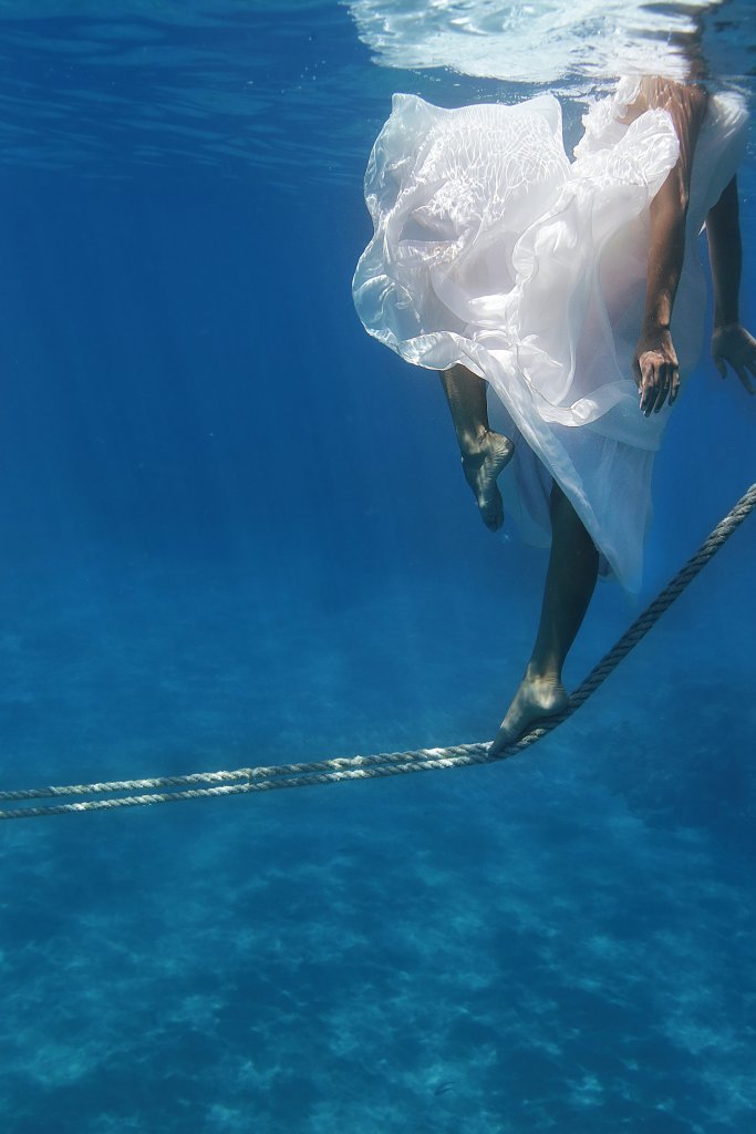Потрясающая подводная фотосессия по случаю помолвки-9