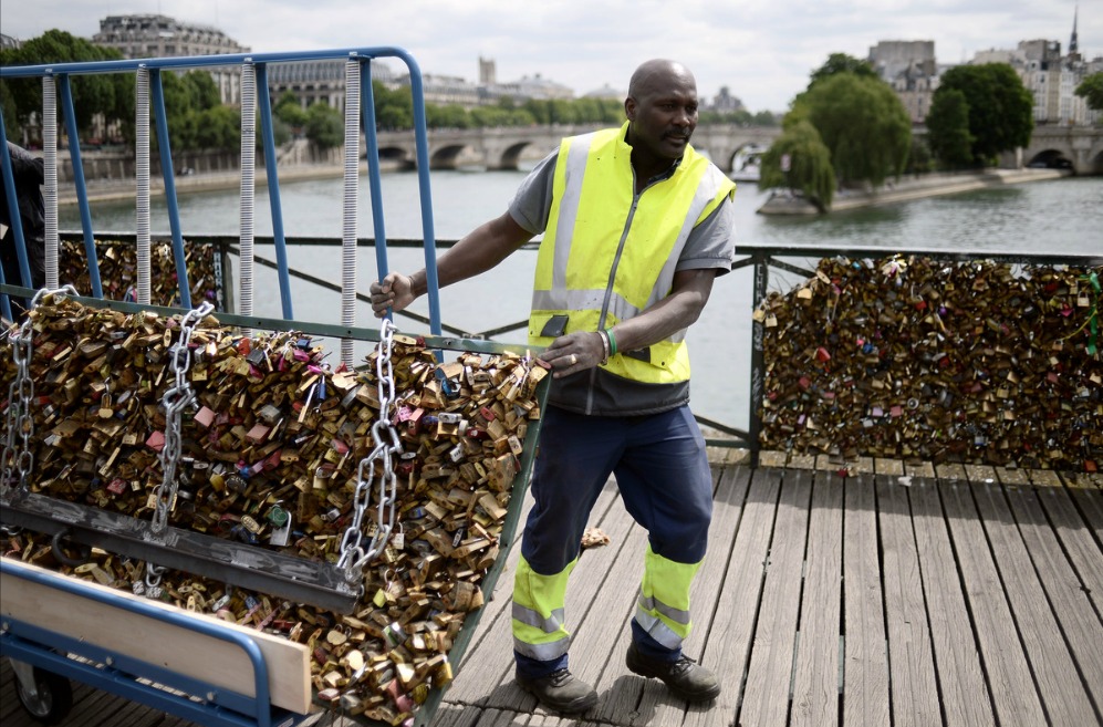 Миллион доказательств любви сняли с Pont des Arts в Париже