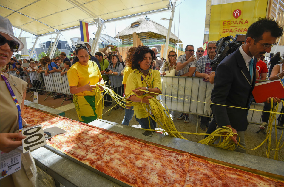 Самая длинная пицца в мире 1