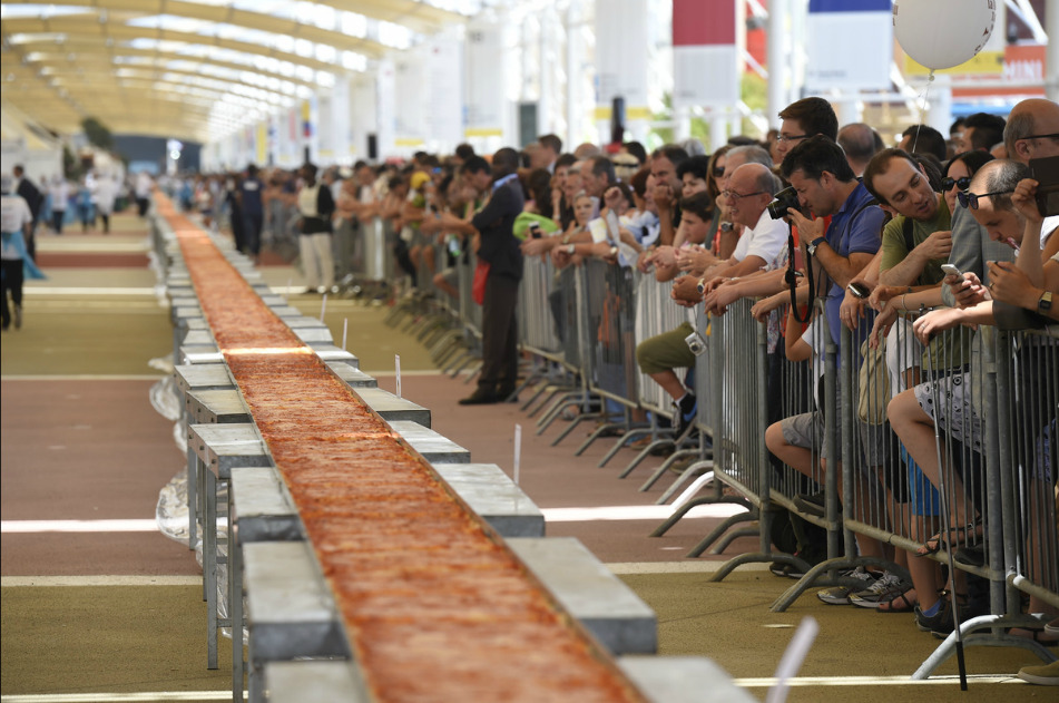 Самая длинная пицца в мире 6