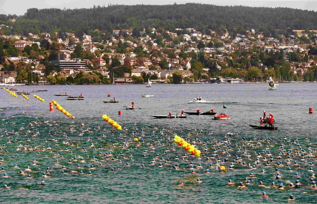 Массовый заплыв голубых шапочек в Цюрихском озере-5