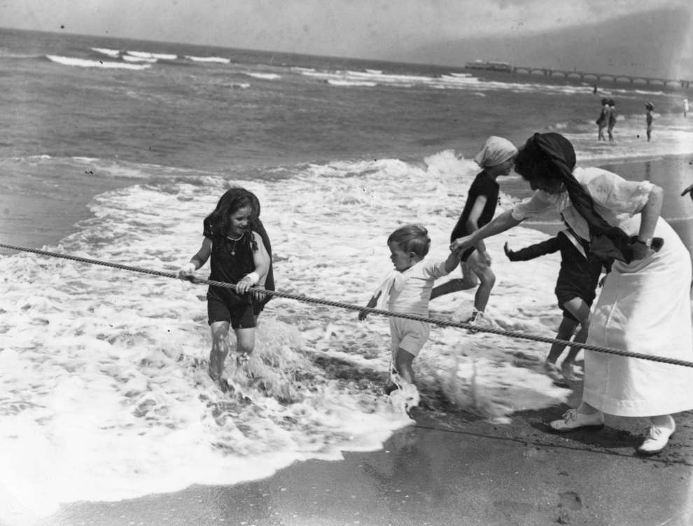 Как отдыхали на пляжах в начале XX века-12