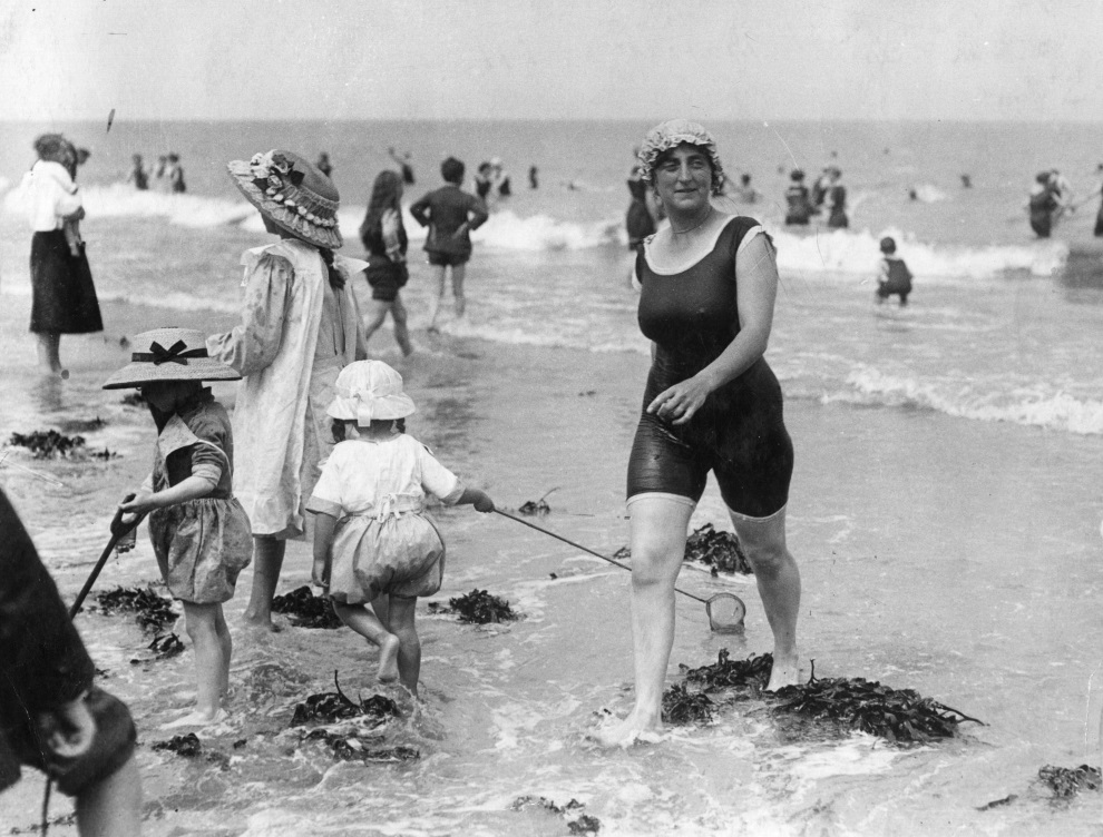 Как отдыхали на пляжах в начале XX века-14