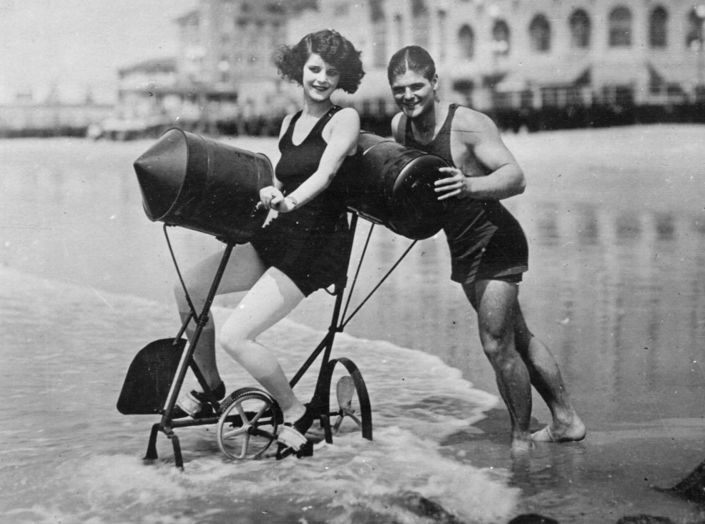 Как отдыхали на пляжах в начале XX века-21