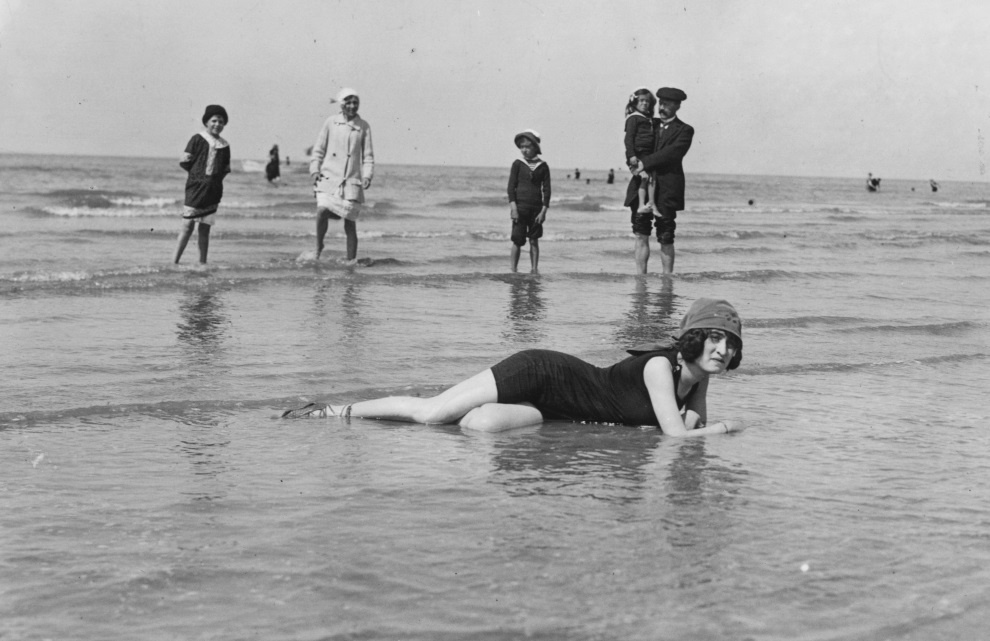 Как отдыхали на пляжах в начале XX века-27