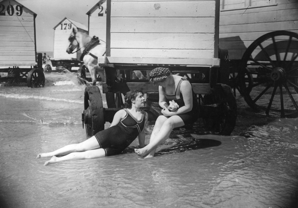 Как отдыхали на пляжах в начале XX века-3