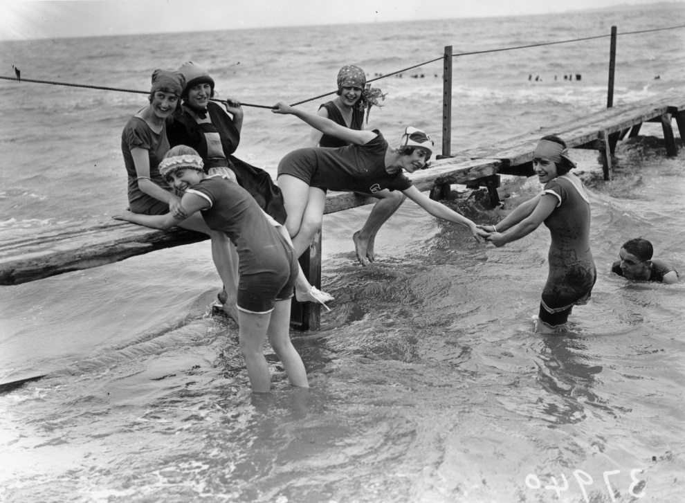 Как отдыхали на пляжах в начале XX века-5