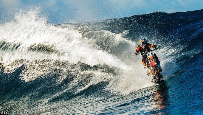 Мчащийся по волнам — самый отчаянный мотоциклист в мире.ФОТО