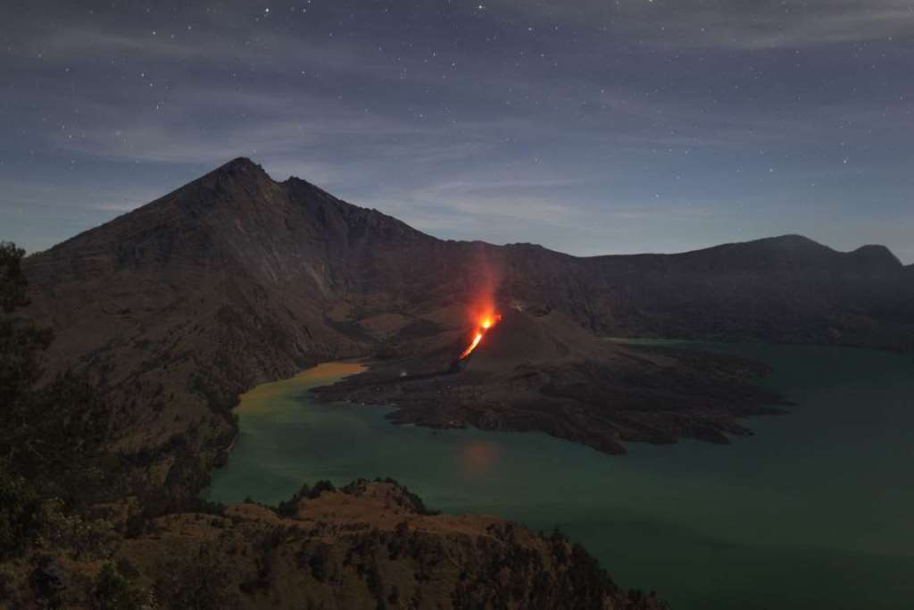 Самые красивые вулканические озера мира-10