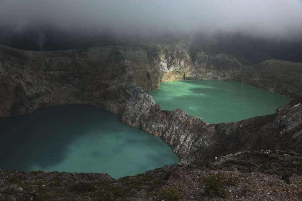 Самые красивые вулканические озера мира-12