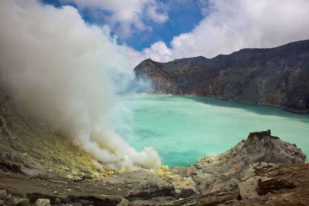 Самые красивые вулканические озера мира-13