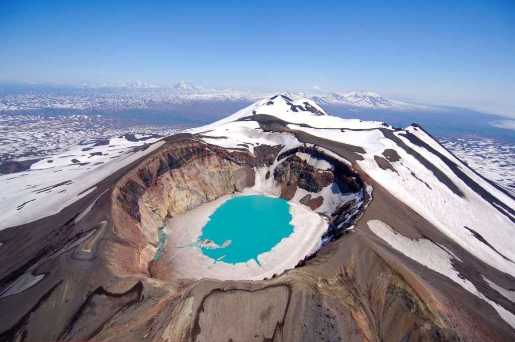 Самые красивые вулканические озера мира-16