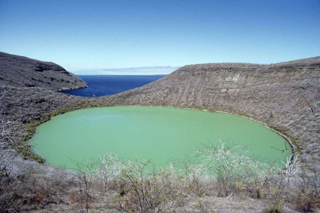 Самые красивые вулканические озера мира-17