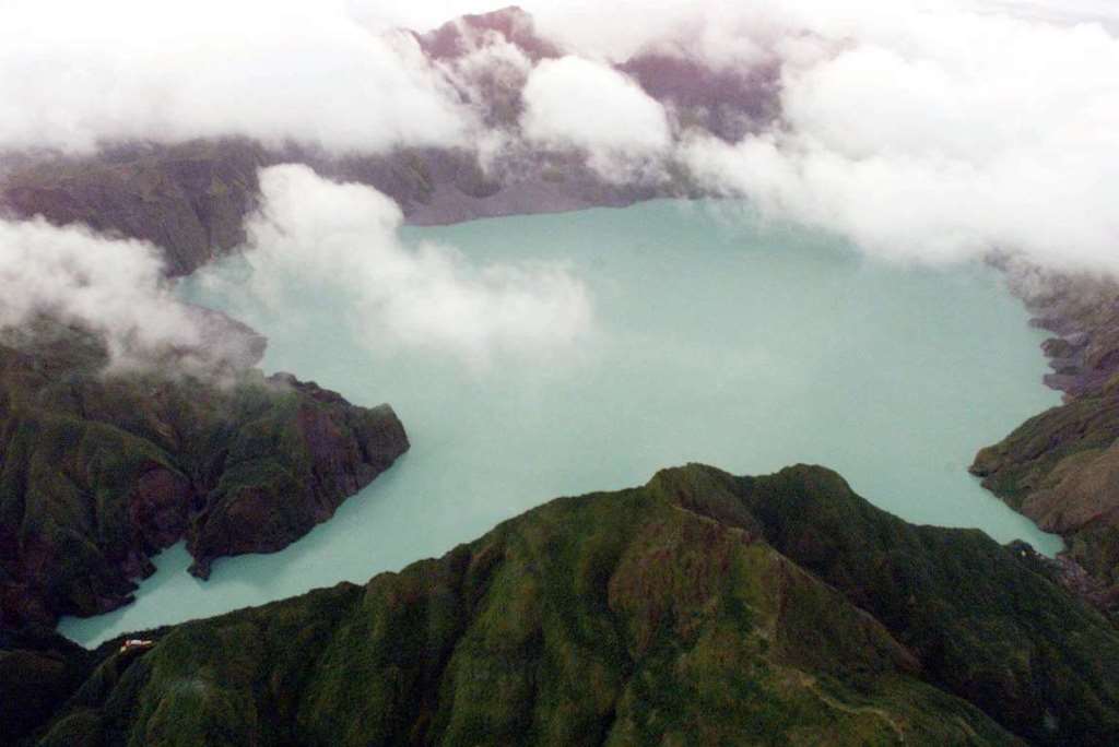 Самые красивые вулканические озера мира-2