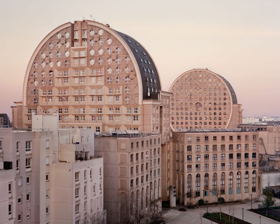 Таинственные жилые комплексы в предместьях Парижа -1