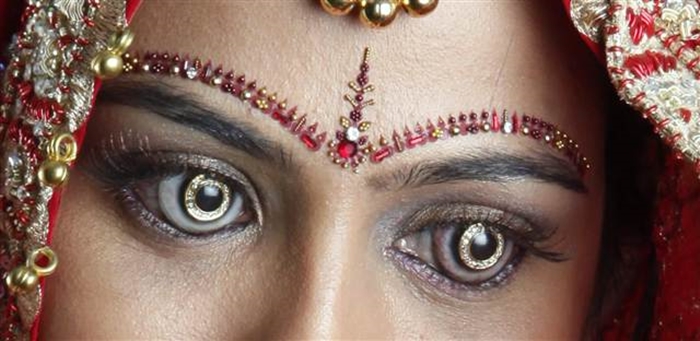 4. Алмазные контактные линзы – 15000$. Лучшие друзья девушек – это бриллианты. А еще лучше контактные линзы с позолотой и 18 бриллиантами. От таких глаз не смогут оторвать взгляд. 