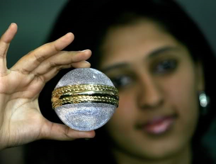 5. Мяч для крикета из золота и бриллиантов. Всего за 68,500 $. В мяч инкрустированы 5.728 бриллиантов. Обруч из золота. Данный мяч был создан по случаю кубка миру по крикету в 2007 и является самым догорим мячом в мире. 