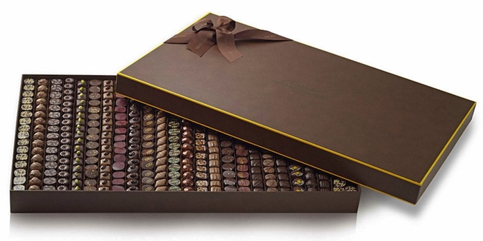 9. Коробка шоколадных конфет за 1.5 млн. долларов. Все мы любим шоколад. А кто не любит шоколад за полтора миллиона долларов? Все дело в том, что конфеты украшены драгоценными камнями Simons Jewelers. 