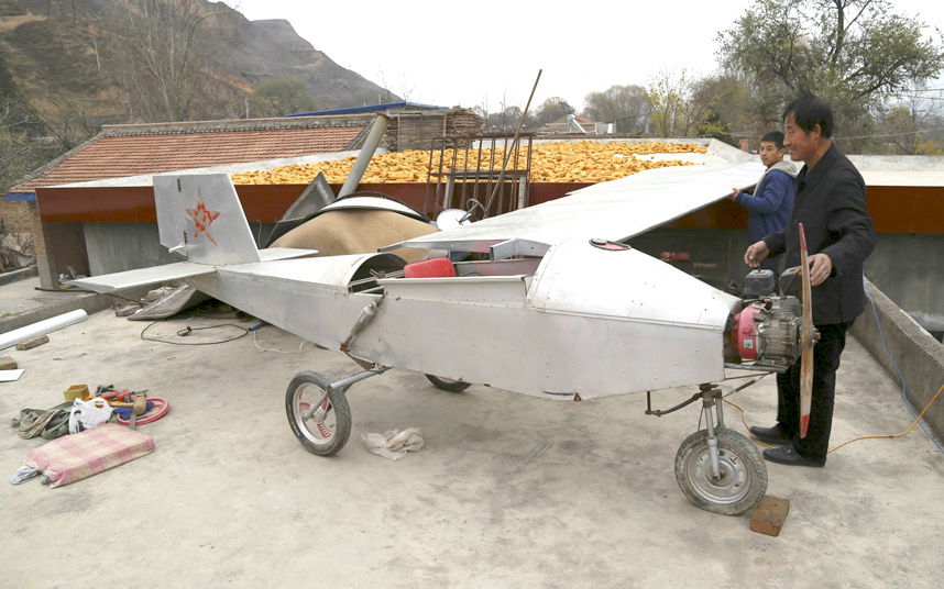 1. 50-летний фермер Чен Лиан Сюэ, на крыше своего дома в округе Пинлян, провинции Ганьсу построил настоящий самолет. На постройку ушло 28000 уюней (285 000 руб.) и два года работы. Судя по фото, самолет еще не готов, так как у него не хватает одного крыла.