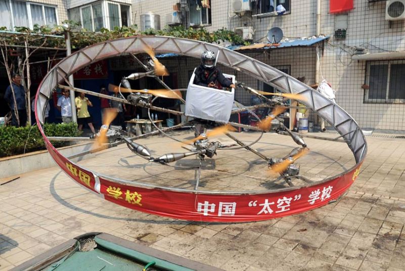 6. Фермер из Ухань, китайской провинции Хубэй построил летающую тарелку. 4 метра в диаметре, это НЛО имеет 8 электродвигателей. За аппарат, который может подняться всего на 2 метра на 30 секунд, было потрачено 30 000 юаней (более 300 тыс рублей).