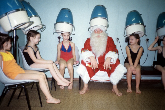 После бассейна Дедушке Морозу тоже нужно высушить волосы. Да и бороду не помешает. Москва, 1986 г. 